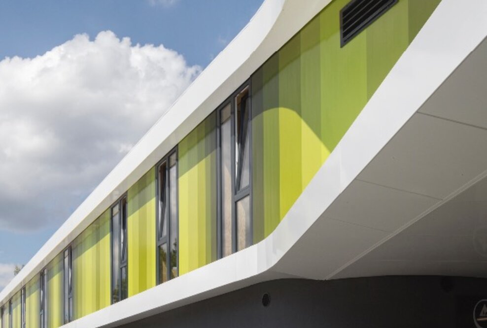 Futuristische Architektur mit vertikalen Fassadenprofilen - korrosionsbeständig, langlebig und 100% recycelbar