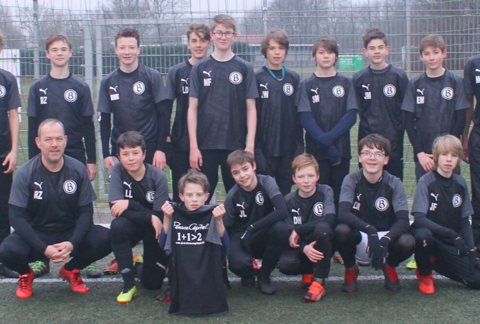 Jugendmannschaft des ATS Buntentor freut sich über neue Trikots