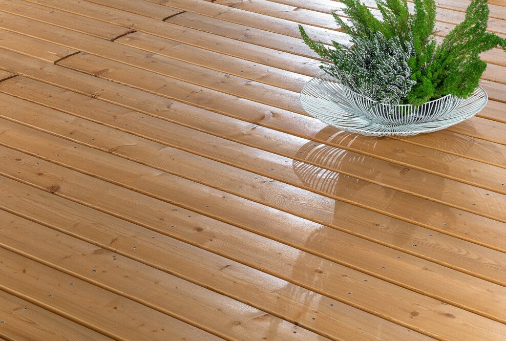 Ökologisch veredelt: Schmale Terrassenprofile im modernen Look. Nachhaltiger Oberflächenschutz mit lösemittelfreiem Holzöl.