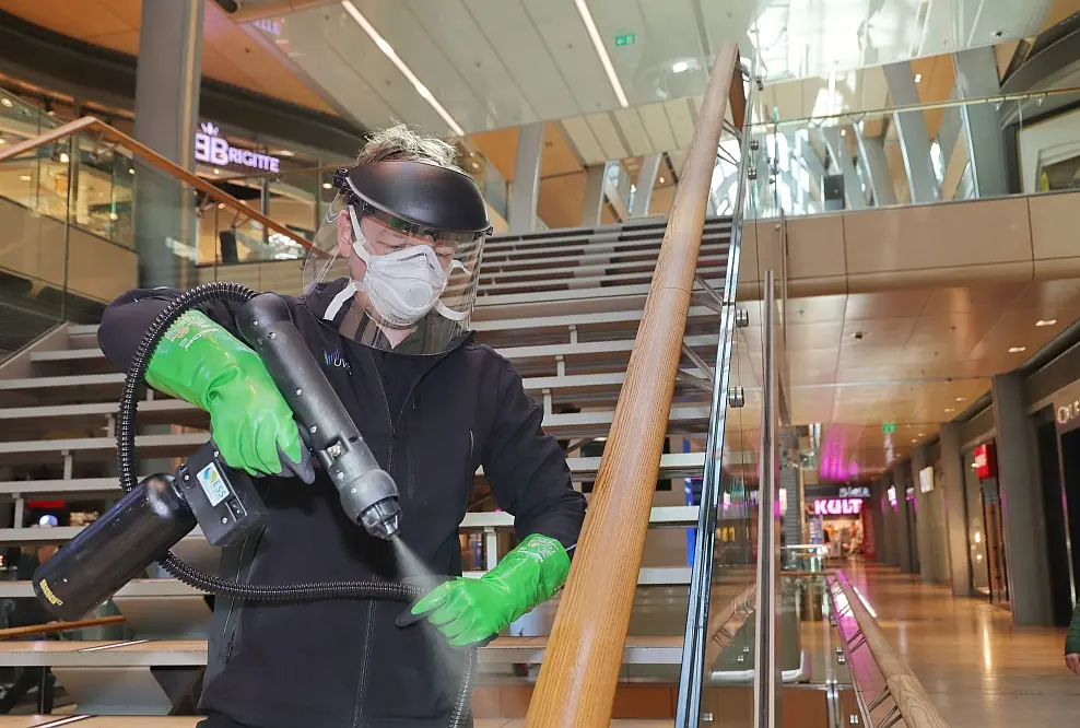 Europa Passage Hamburg macht öffentliche Oberflächen und Rolltreppen keimfrei