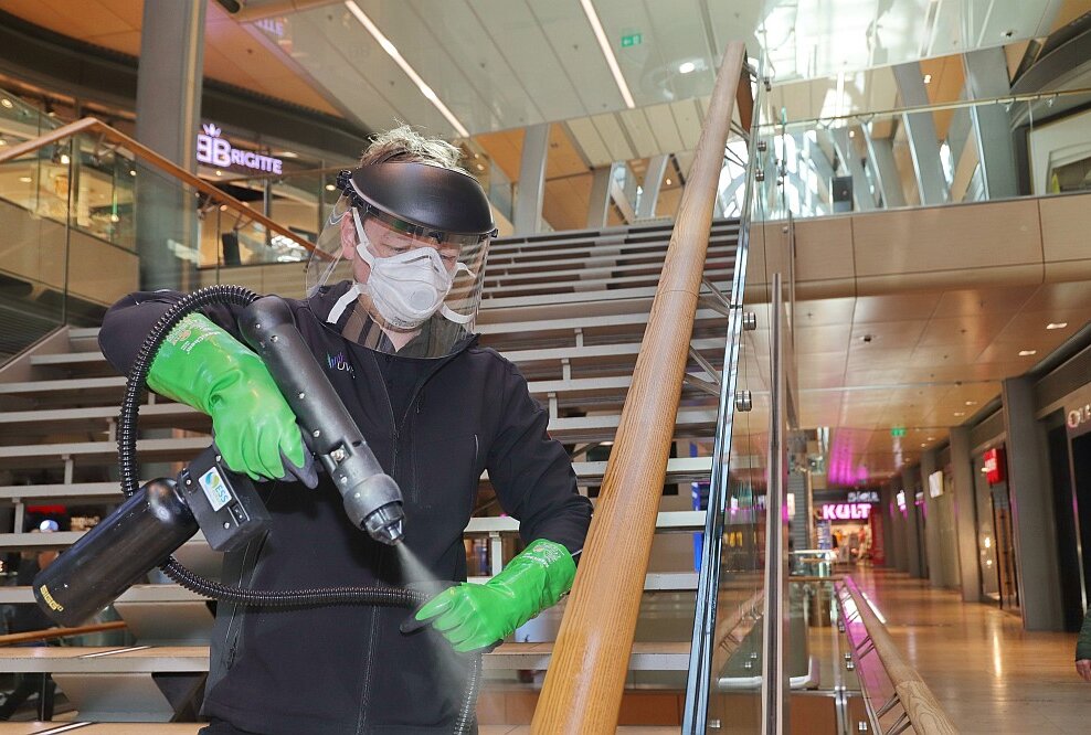 Europa Passage Hamburg macht öffentliche Oberflächen und Rolltreppen keimfrei