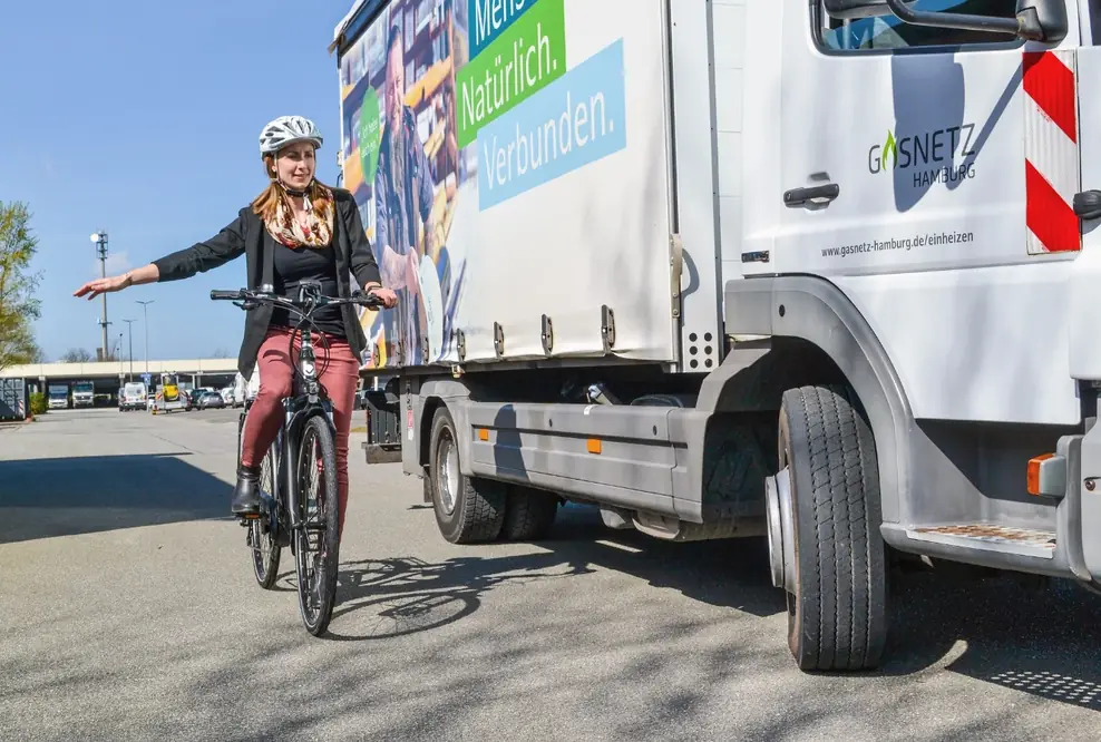 Verkehrssicherheit durch Abbiegeassistenten: Gasnetz Hamburg Partner des Bundesverkehrsministeriums