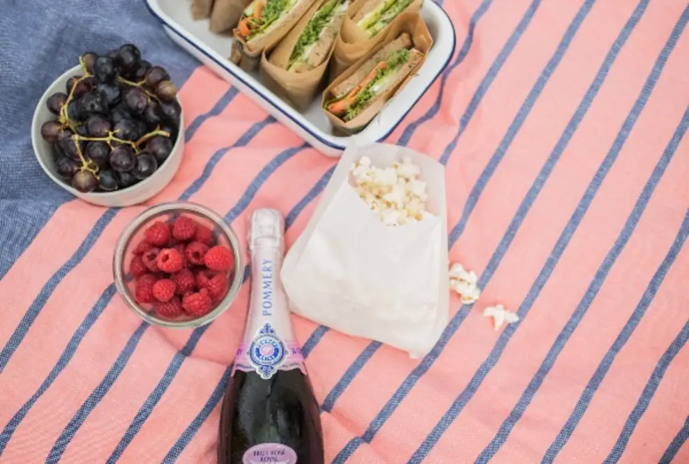 Home sweet Holiday: Prosit auf einen köstlich-prickelnden Rosé Sommer