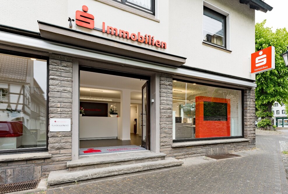 Immobilienmakler der Kreissparkasse Köln eröffnet Ladenlokal im Lindlarer Zentrum