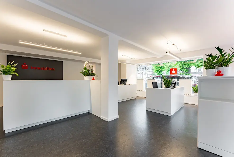 Immobilienmakler der Kreissparkasse Köln eröffnet Ladenlokal im Lindlarer Zentrum