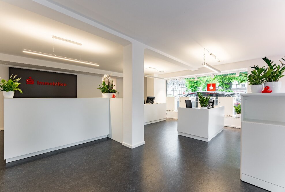 Immobilienmakler der Kreissparkasse Köln eröffnet Ladenlokal im Lindlarer Zentrum