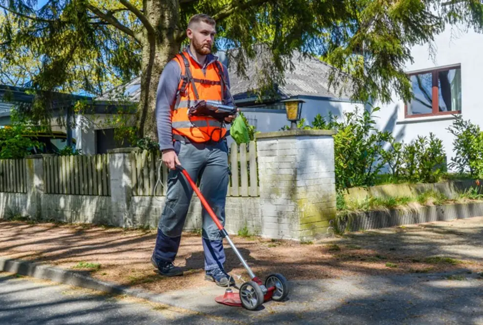 Sensibler Riecher trotz Schutzmaske: Gasspürer im Auftrag von Gasnetz Hamburg unterwegs