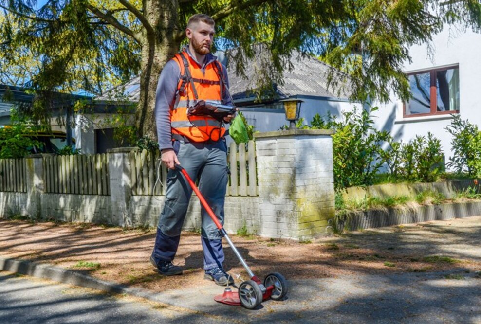 Sensibler Riecher trotz Schutzmaske: Gasspürer im Auftrag von Gasnetz Hamburg unterwegs