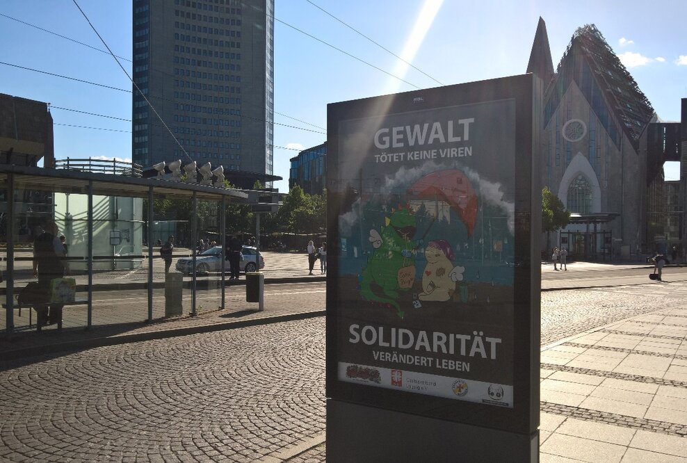 Solidarität verändert Leben – Umschüler plakatiert Leipzig