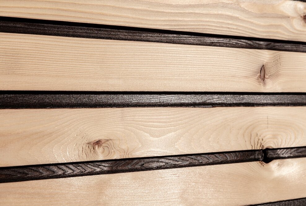 Fassadenprofile mit dauerhaft schwarzem Kontrast: Permanente Designkontur durch partielle Karbonisierung.