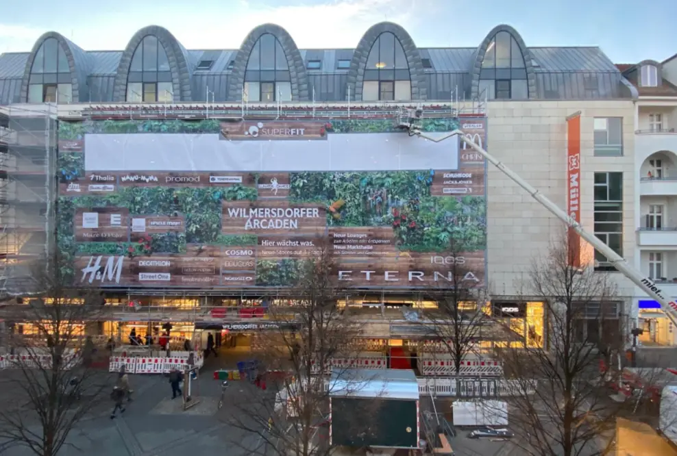 "MESH UP!" - nachhaltiger Upcycling-Wettbewerb in den Wilmersdorfer Arcaden: Aus 1.000 m² Mesh wird Design!