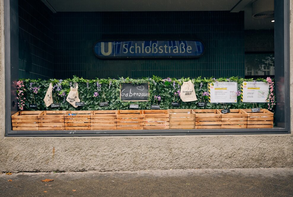 Gabenzaun 2.0 an der Schloßstraße eingeweiht: hübsch, einladend, gut sortiert und stetig befüllt!