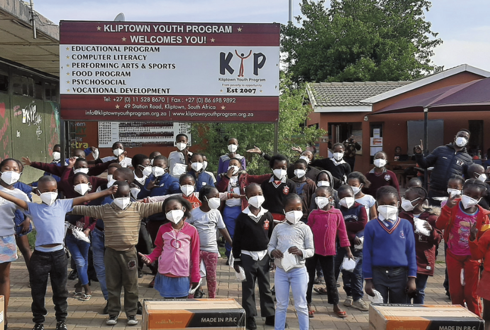 Comazo spendet Atemschutzmasken nach Südafrika