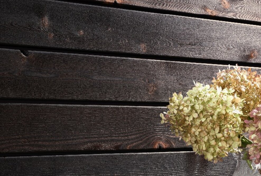 Extravagante Holzprofile für Wände – mit Feuer veredelt. Individuelle Oberflächengestaltung im Unikatcharakter.