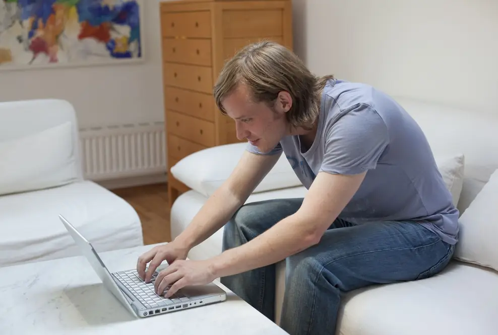 Fehlhaltungen im Homeoffice: Beschwerden durch psychosomatische Symptome nehmen zu