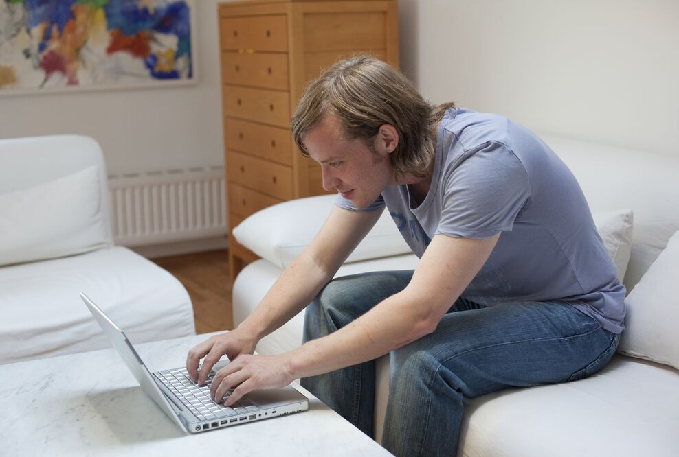 Fehlhaltungen im Homeoffice: Beschwerden durch psychosomatische Symptome nehmen zu