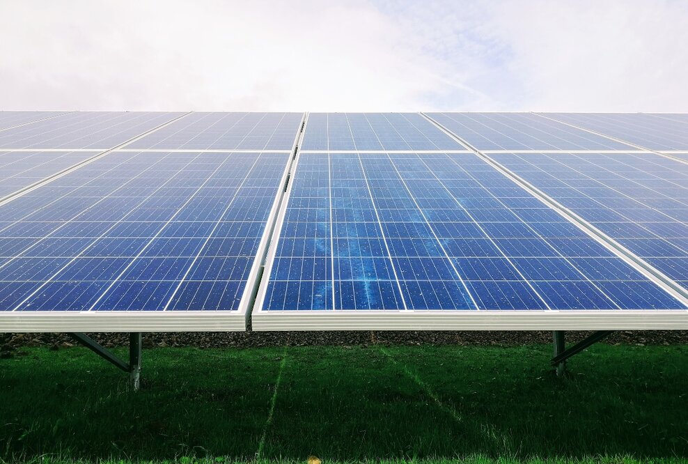 Zusammenarbeit von Innovestment und Rinovasol: Durch Sanierung und Recycling von Solarmodulen die Energiewende vorantreiben
