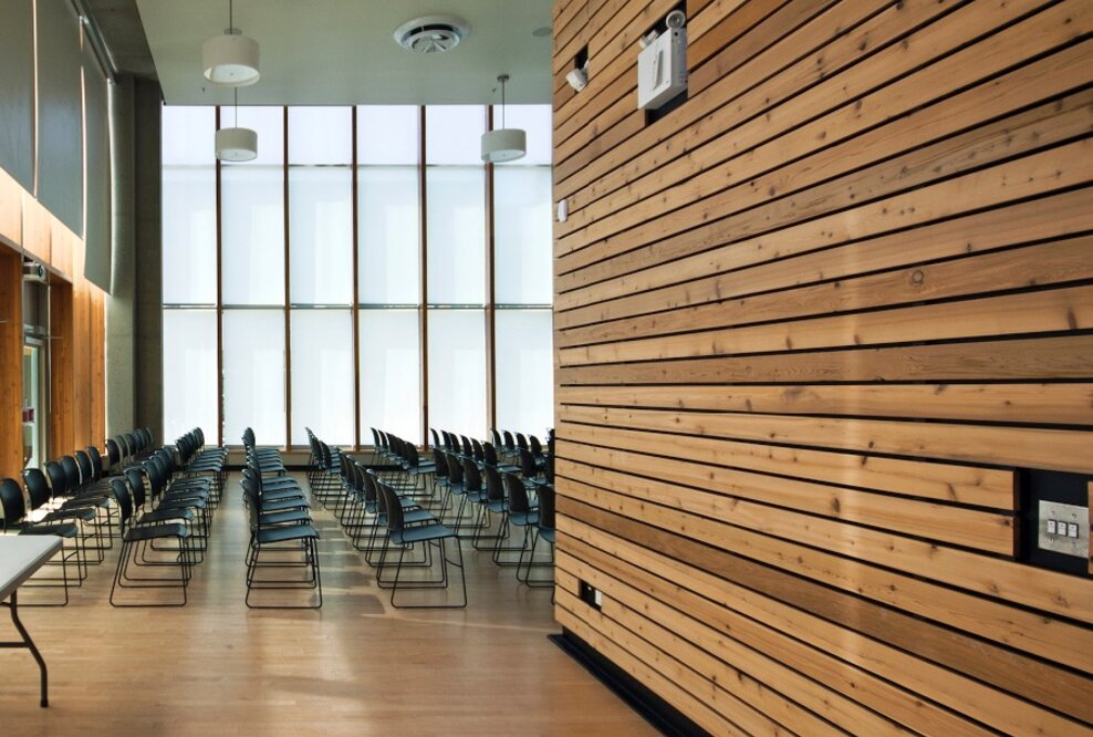 Innovation für den Objektbau mit sicherem Brandschutz: Schwer entflammbare Vollholzprofile für innen und außen