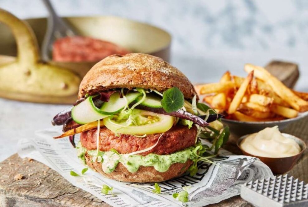 The Vegetarian Butcher mischt den Burgermarkt auf: Launch des veganen Raw NoBeef Burgers