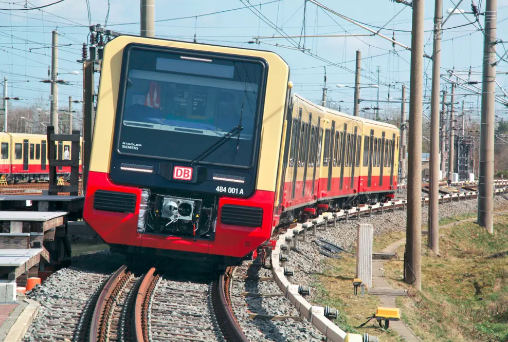 pei tel stattet S-Bahn Berlin mit Kommunikationstechnik aus