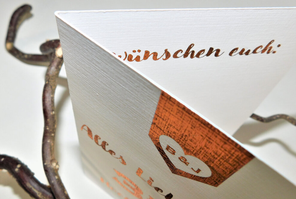 Glänzende Akzente auf Einladungen, Urkunden oder Menükarten mit Hochglanz-Veredlungsfolien