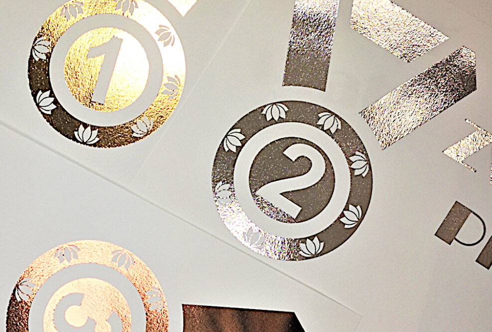 Glänzende Akzente auf Einladungen, Urkunden oder Menükarten mit Hochglanz-Veredlungsfolien