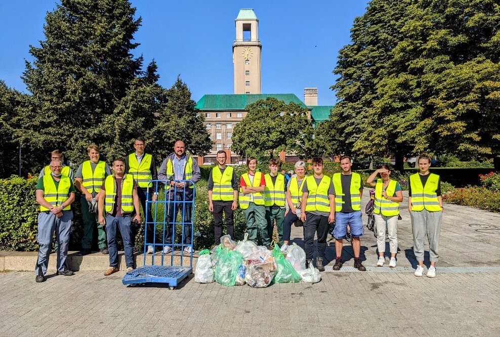 Säckeweise Dreck - Cleanup am Havelufer von Spandau Arcaden und Bezirksamt Spandau macht richtig sauber