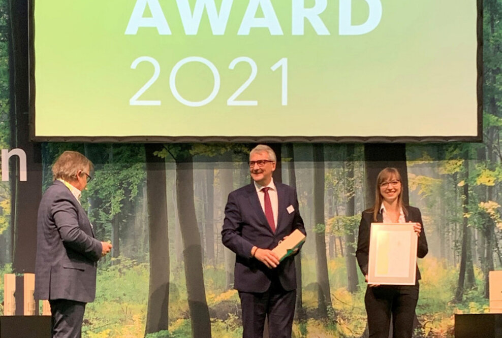 MOCOPINUS zum dritten Mal mit dem Woody Award ausgezeichnet: Expertenjury prämiert schwer entflammbare Vollholzprofile PROTECO25