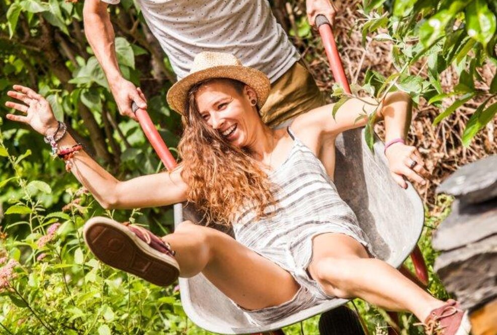 Ist bei Jugendlichen und jungen Erwachsenen derzeit kaum möglich: unbeschwertes Leben, erste Erfahrungen in der Liebe, im Beruf und in anderen Bereichen. Ergotherapeut:innen fangen vermehrt junge Patient:innen auf und stellen einen offeneren Umgang mit Ängsten und Depressionen fest. 