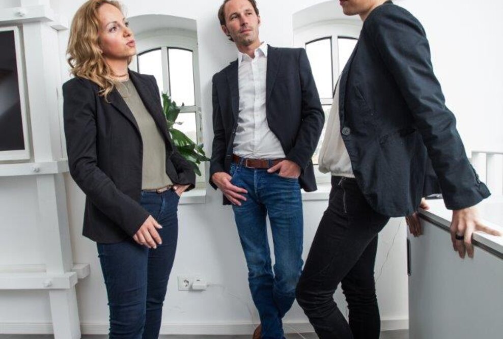 Es ist ein Glück, wenn Jugendliche oder junge Erwachsene in der Pandemie ihre Ausbildung vor Ort und eingebunden in soziale Strukturen absolvieren können. Oder ihren Job wie gewohnt ausüben. Ergotherapeut:innen stabilisieren und unterstützen die jungen Menschen, bei denen aufgrund ihrer (beruflichen) Situation Ängste entstanden sind. 