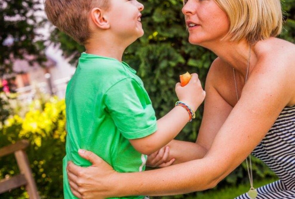 Viele Eltern haben es zur Zeit besonders schwer; junge Eltern mit förderungsbedürftigen Kindern um so mehr. Ergotherapeut:innen sorgen dafür, dass in ihrem Alltag mehr Balance und Ausgleich Raum findet, um einen liebevollen und souveränen Umgang mit dem Nachwuchs zu ermöglichen. 