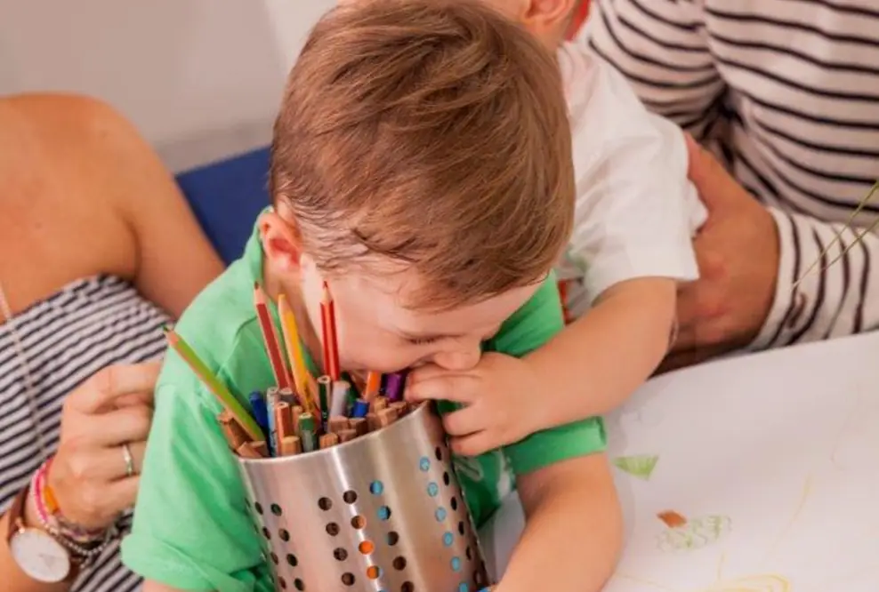 Eine der größten Belastungen durch die Pandemie: Junge Eltern, die über viele Monate hinweg Dauerstress im Homeoffice mit Kinderbetreuung aushalten. Realisieren Ergotherapeut:innen bei ihren Patient:innen ein sich zuspitzendes Tief, helfen sie mit Wochenplänen, Priorisierung und Interessenschecklisten.