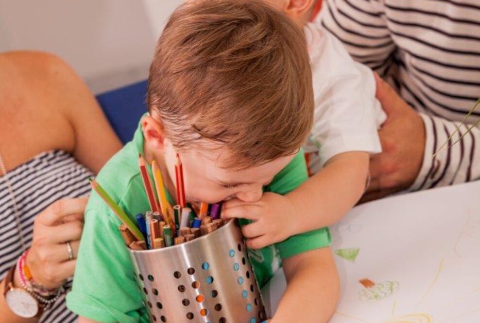 Eine der größten Belastungen durch die Pandemie: Junge Eltern, die über viele Monate hinweg Dauerstress im Homeoffice mit Kinderbetreuung aushalten. Realisieren Ergotherapeut:innen bei ihren Patient:innen ein sich zuspitzendes Tief, helfen sie mit Wochenplänen, Priorisierung und Interessenschecklisten. 