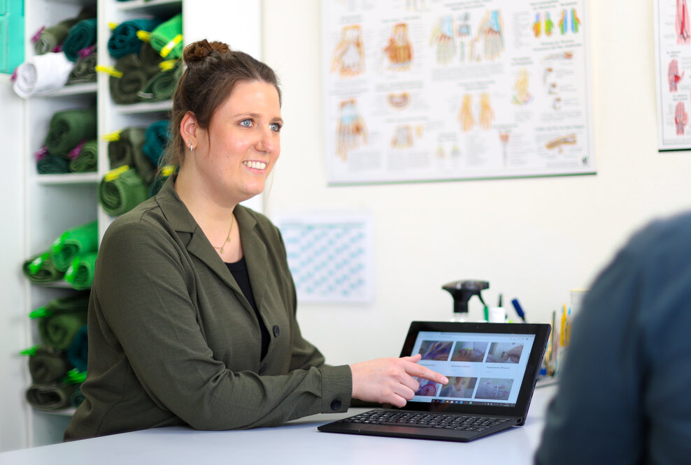 Die Ergotherapeutin Jessica Kleinschulte hat sich im Bereich „Handtherapie“ spezialisiert. Ihr ist wichtig, dass alle an einem Strang ziehen und sich zeitnah austauschen.