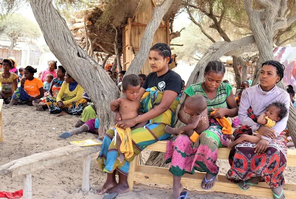 Gruppe Geflüchteter sucht vor dem Sturm Zuflucht. Bildnachweis: Medair