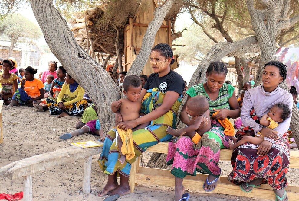 Gruppe Geflüchteter sucht vor dem Sturm Zuflucht. Bildnachweis: Medair