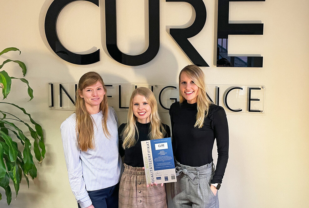 Mitarbeiterinnen aus dem CURE Intelligence Marketing Team freuen sich über den Erhalt des Social Media-Qualitätszertifikats des BVDW (v.l.n.r. Karolin Anders, Julia Göbel, Marisa Fassbender).