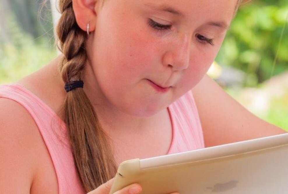 Konzentrations- oder Sprachstörungen können ein Indiz für körperlichen oder psychischen Missbrauch und ein daraus folgendes Trauma sein. Dank der behutsamen und zielgerichteten Vorgehensweise von Ergotherapeut:innen gelingt es betroffenen Erwachsenen und Kindern, ihre Selbstwirksamkeit zurückzugewinnen, ihre Ängste und ihr Trauma zu überwinden.