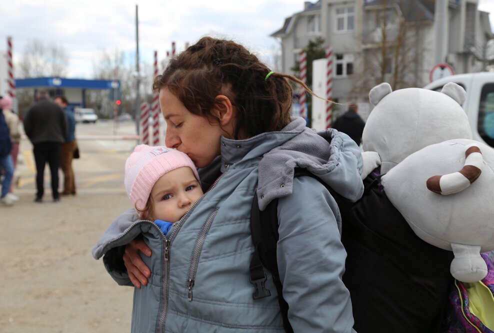 Mutter mit ihrer Tochter Shine auf der Flucht aus der Ukraine.