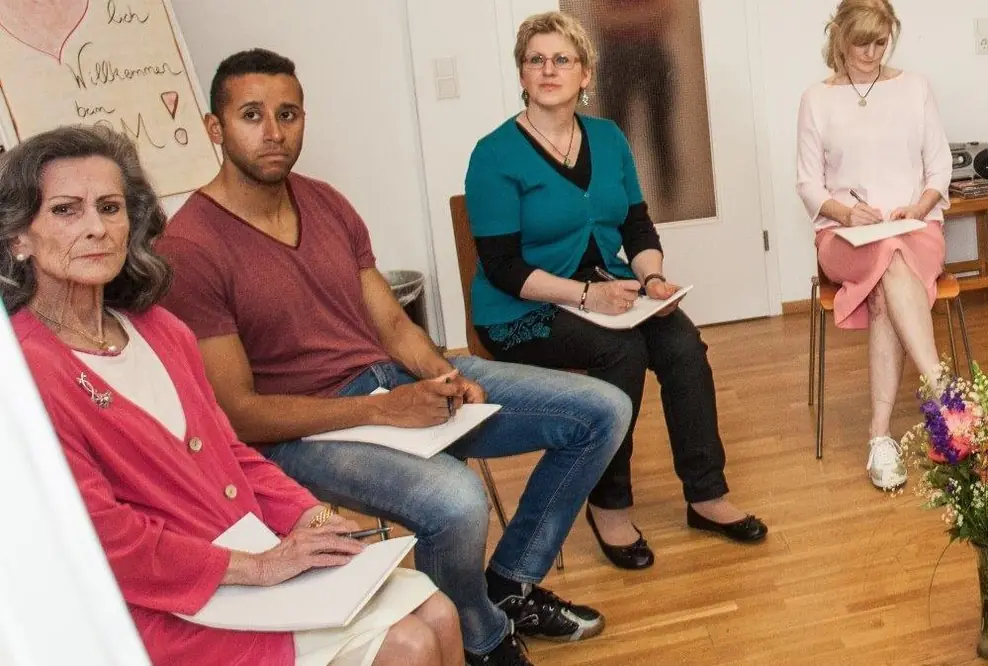 Vor Ort in der Gruppe oder online möglich: das Strokecoach Programm. Speziell geschulte Ergotherapeut:innen wenden das nachhaltige, zeitgemäße und nachweislich wirksame Training bei Patient:innen mit Schlaganfall an. (© DVE/ Janine Metzger)