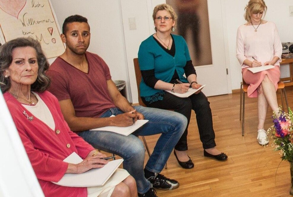 Vor Ort in der Gruppe oder online möglich: das Strokecoach Programm. Speziell geschulte Ergotherapeut:innen wenden das nachhaltige, zeitgemäße und nachweislich wirksame Training bei Patient:innen mit Schlaganfall an. (© DVE/ Janine Metzger)