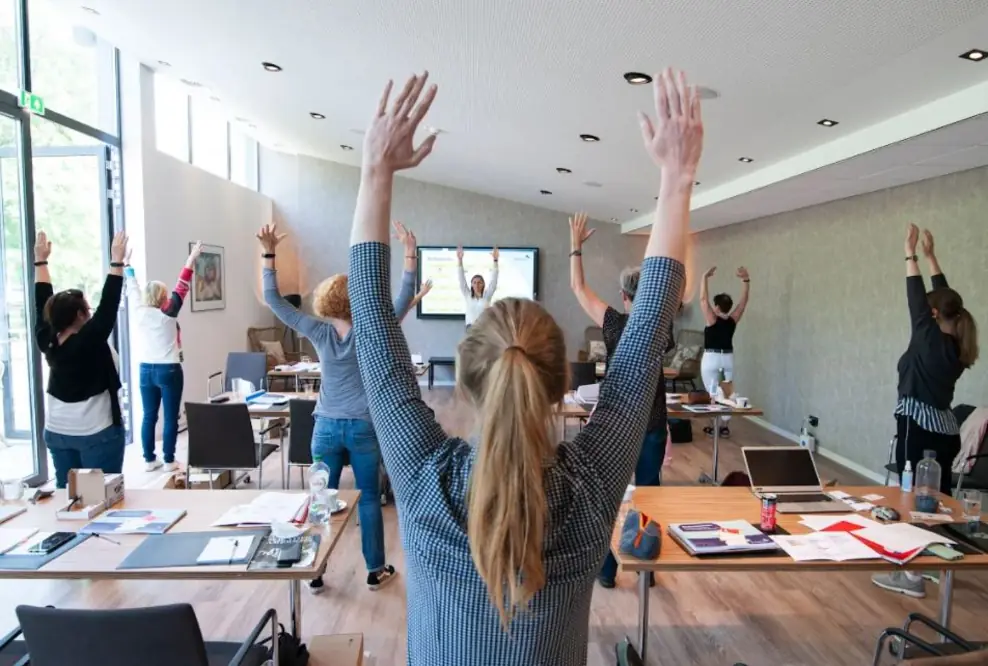Blended Care = Gruppentherapie bei Ergotherapeut:innen plus online Training. Schlaganfallpatient:innen praktizieren zunächst in der Gruppe die Übungen, die sie später zuhause mithilfe der Strokecoach App täglich wiederholen. (© DVE/ Strokecoach GmbH)