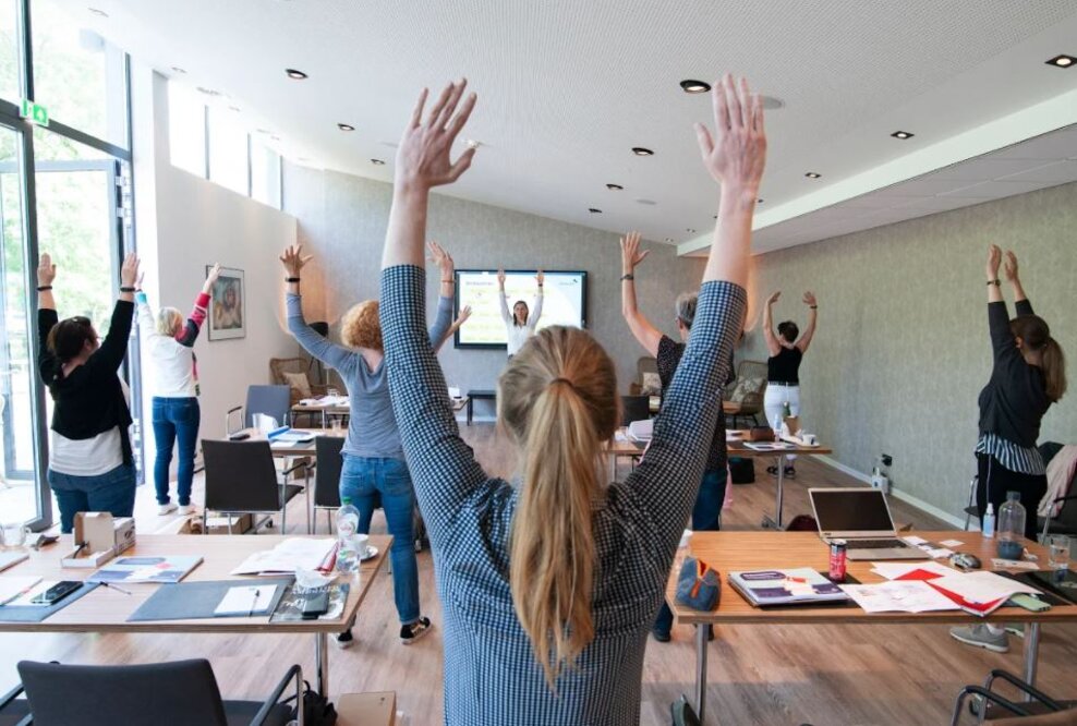 Blended Care = Gruppentherapie bei Ergotherapeut:innen plus online Training. Schlaganfallpatient:innen praktizieren zunächst in der Gruppe die Übungen, die sie später zuhause mithilfe der Strokecoach App täglich wiederholen. (© DVE/ Strokecoach GmbH) 