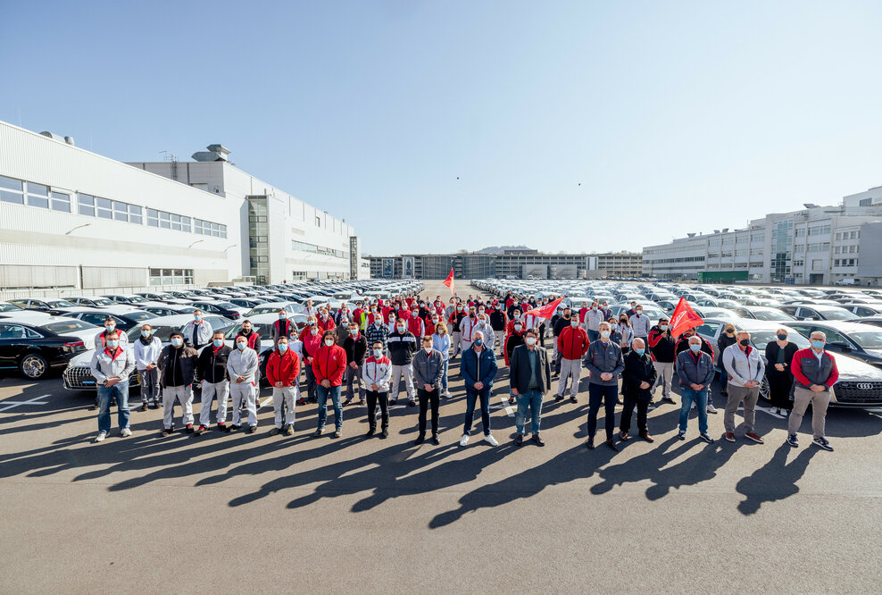 Ein Zeichen für den Frieden: Schweigeminute für Ukraine-Krieg bei Audi Neckarsulm