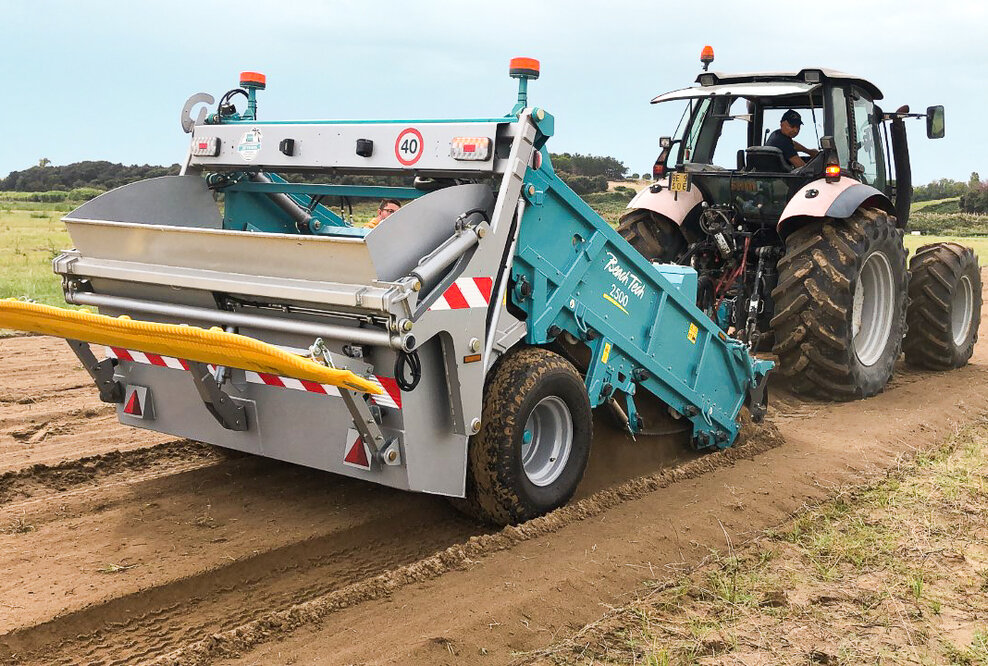 Ein BeachTech 2500 entfernt Steine, Unkraut und Wurzeln aus einem Karottenacker.