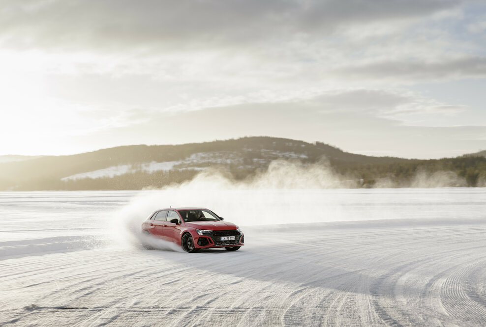 Schneegestöber: Audi RS 3 im Drift