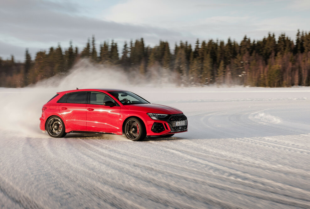 Schneegestöber: Audi RS 3 im Drift