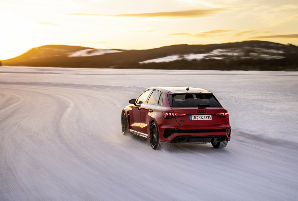 Schneegestöber: Audi RS 3 im Drift