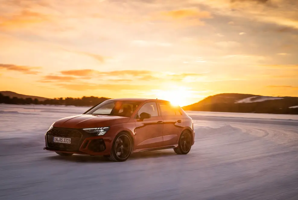 Schneegestöber: Audi RS 3 im Drift