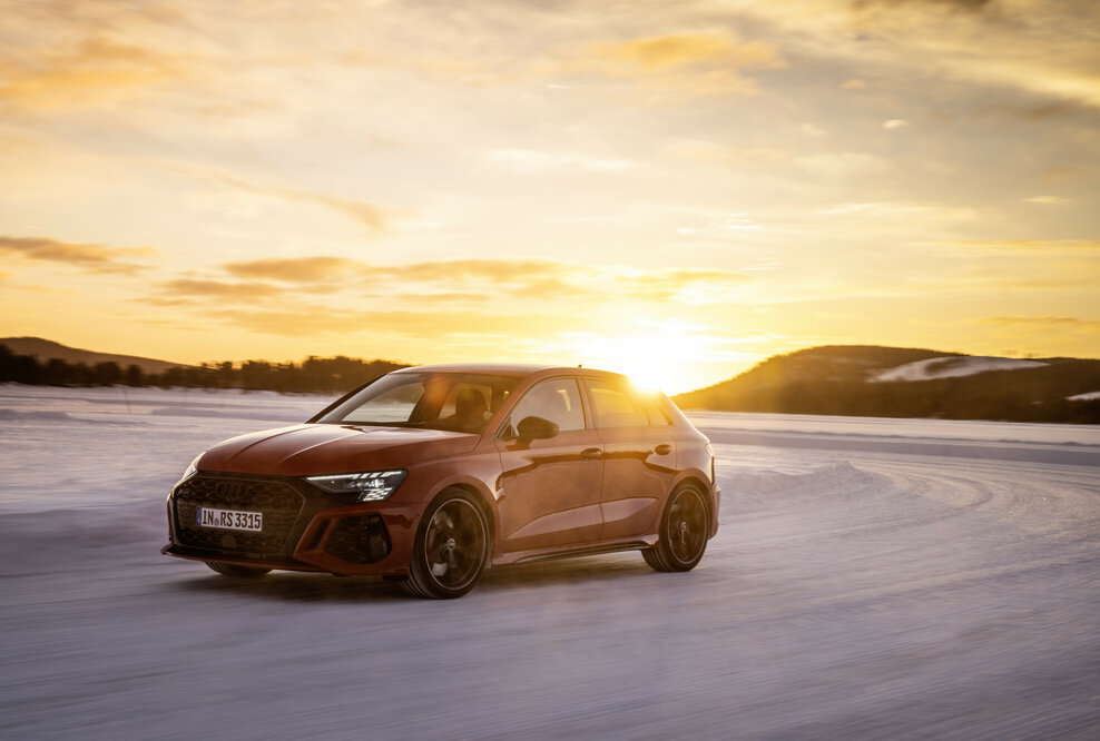 Schneegestöber: Audi RS 3 im Drift